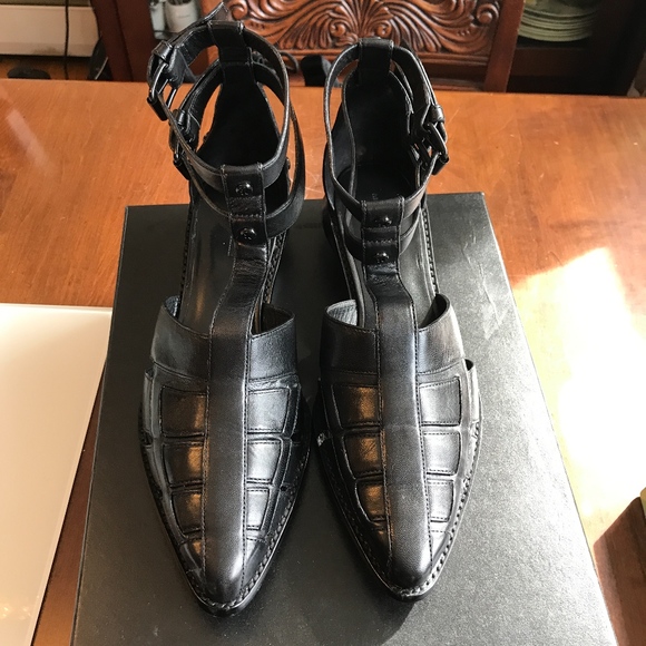 Shoe - Picture 2 of 8